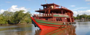 Susur Sungai 300x119 Wisata Susur Sungai Palangka Raya